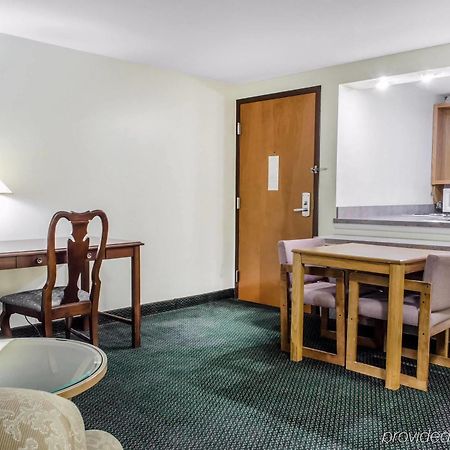 Econo Lodge Inn & Suites Denver Екстер'єр фото