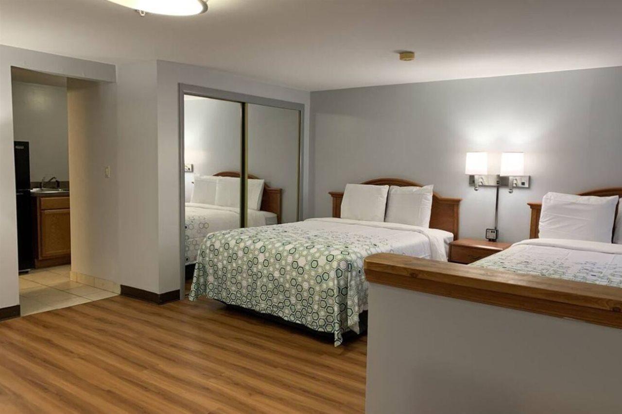 Econo Lodge Inn & Suites Denver Екстер'єр фото