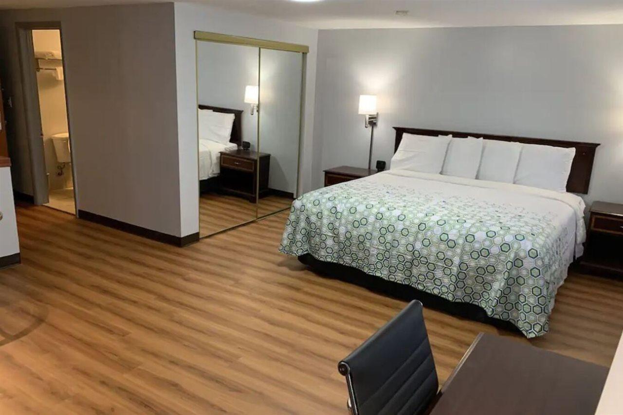 Econo Lodge Inn & Suites Denver Екстер'єр фото