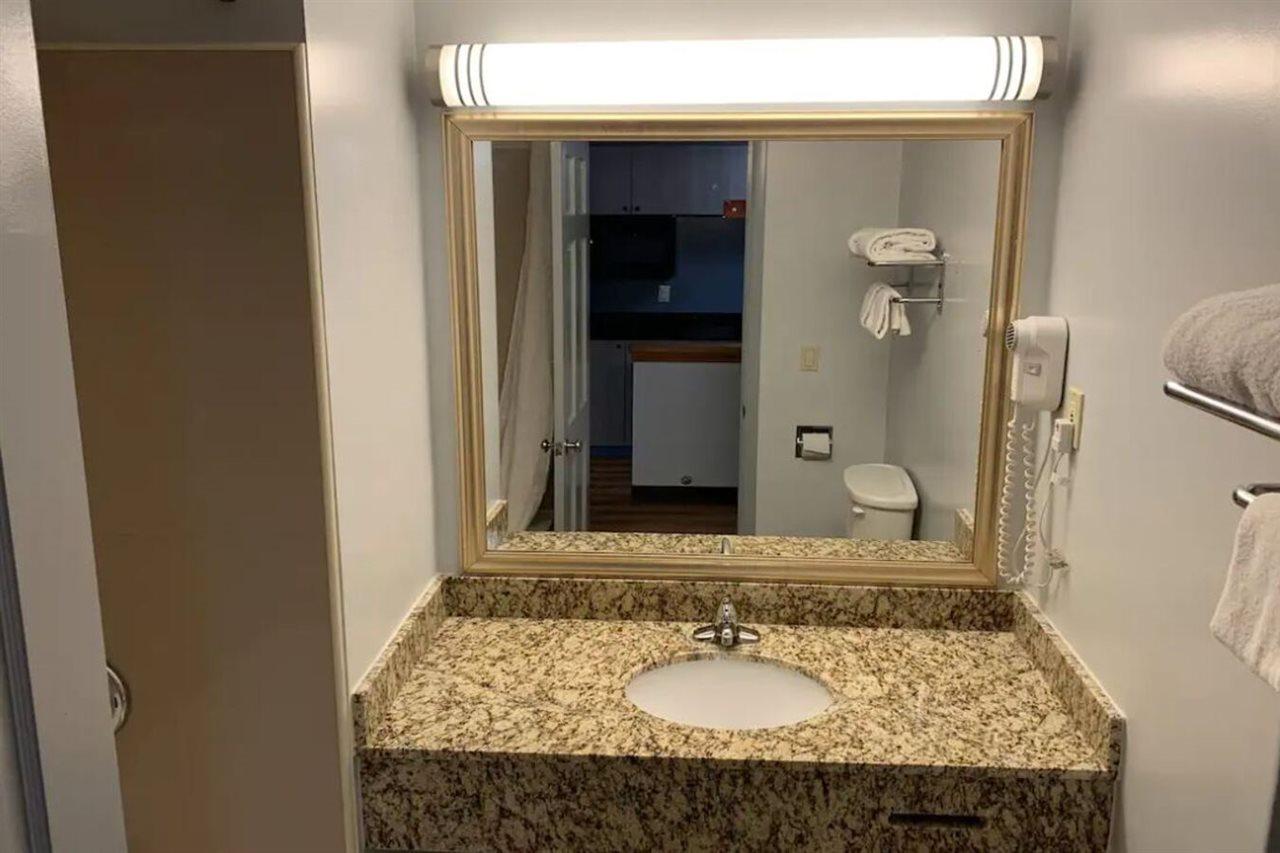 Econo Lodge Inn & Suites Denver Екстер'єр фото