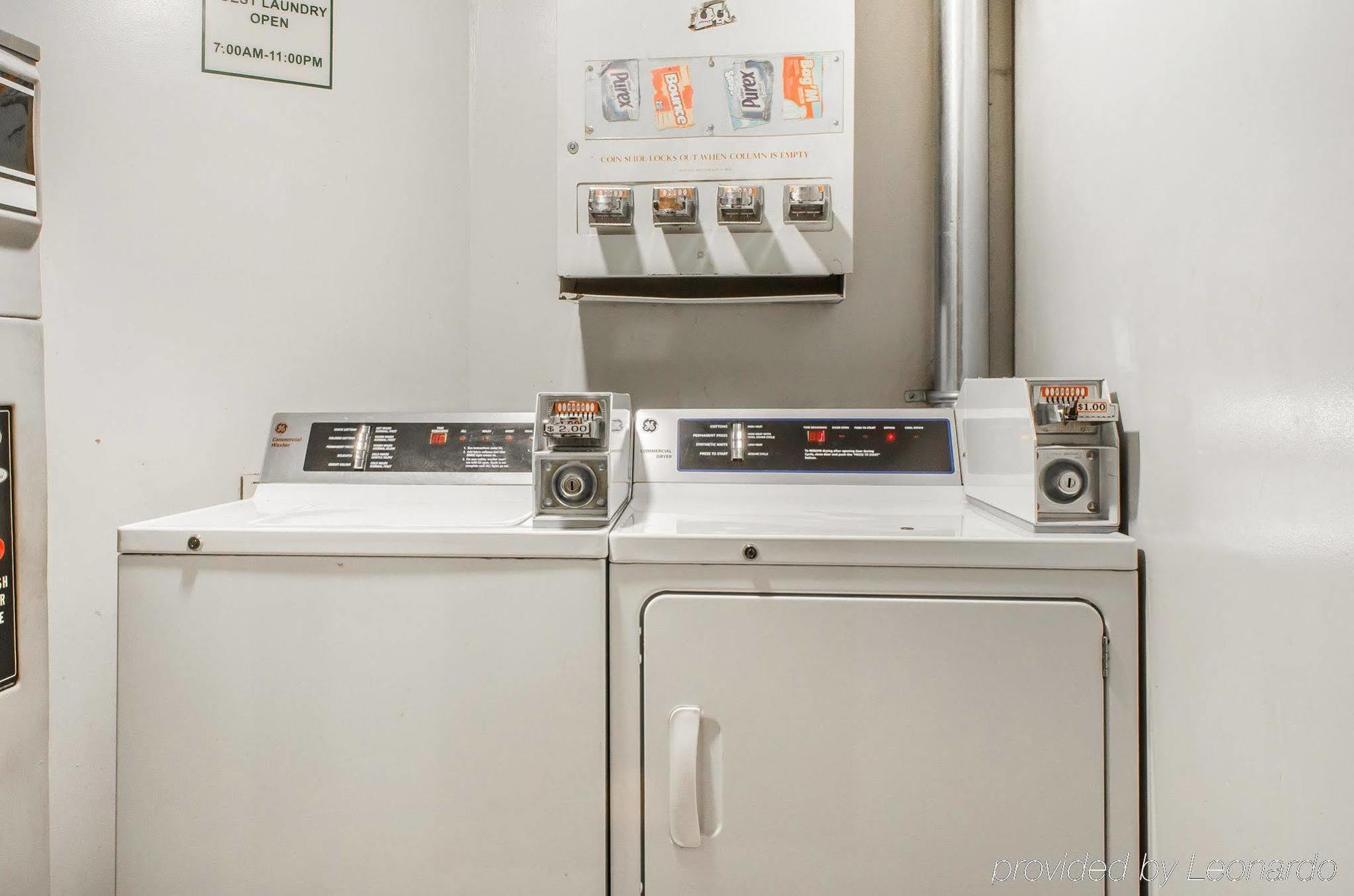 Econo Lodge Inn & Suites Denver Екстер'єр фото