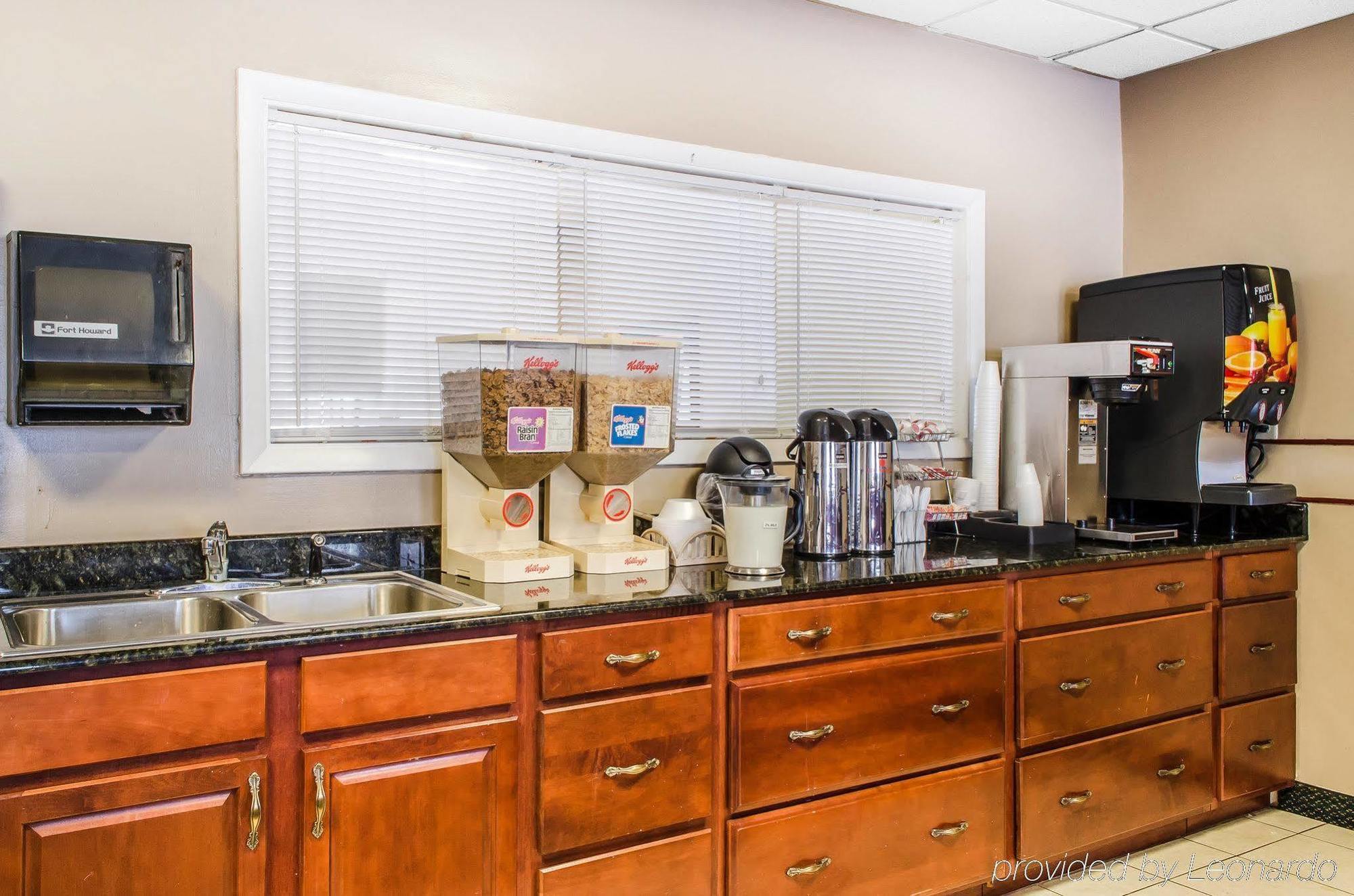Econo Lodge Inn & Suites Denver Екстер'єр фото
