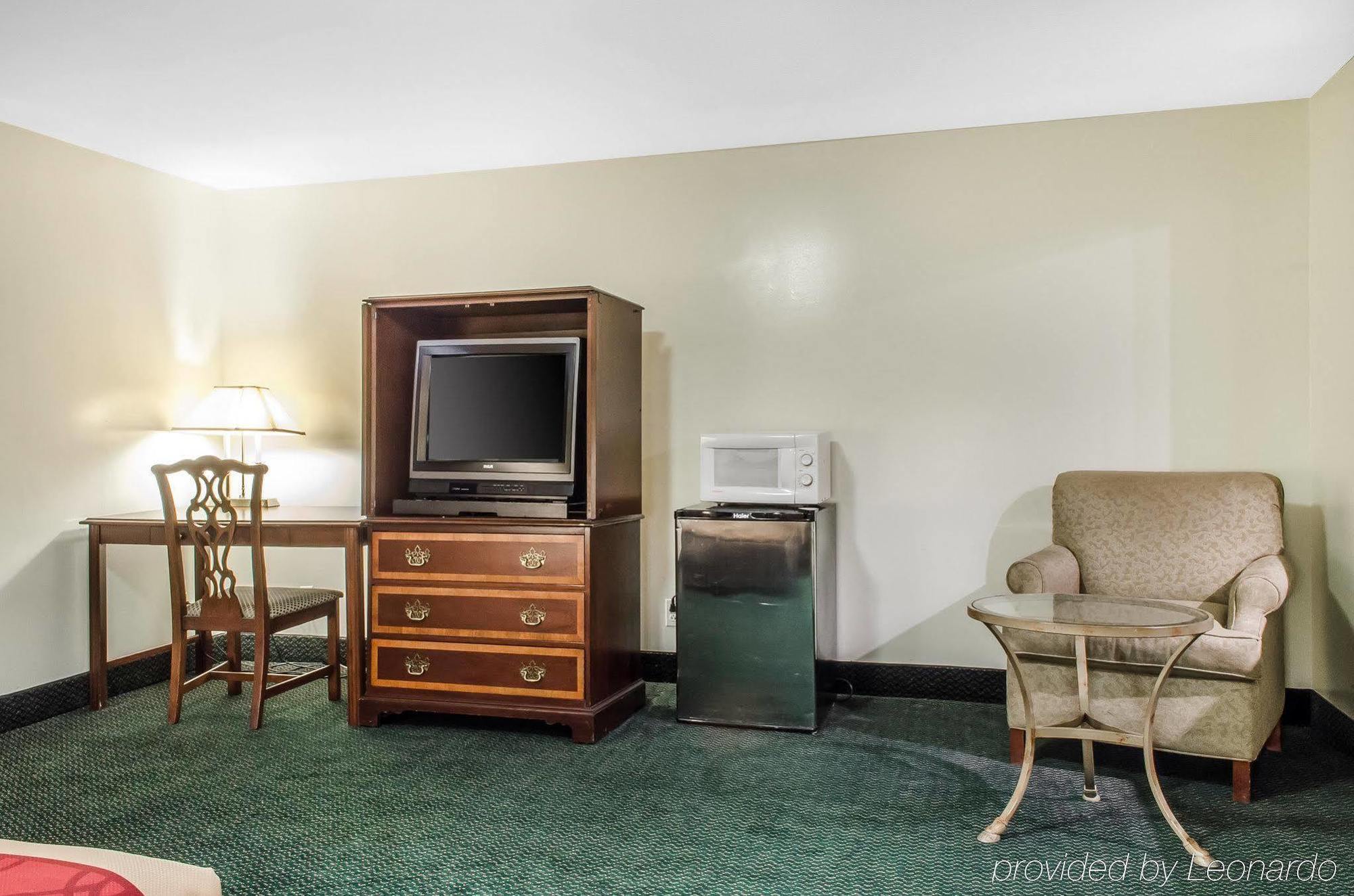 Econo Lodge Inn & Suites Denver Екстер'єр фото