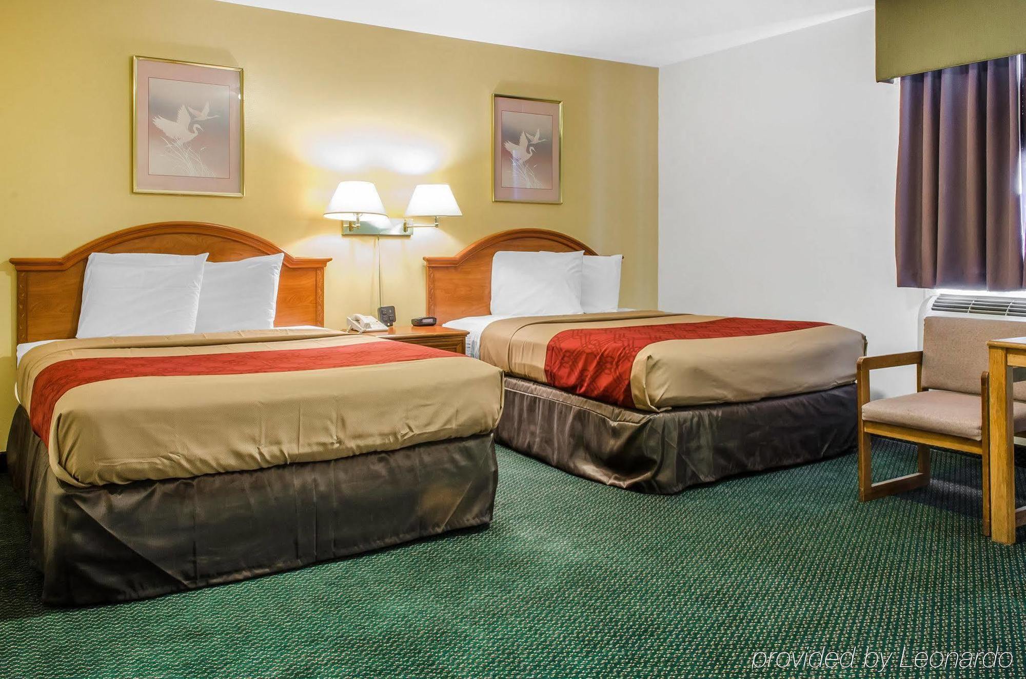Econo Lodge Inn & Suites Denver Екстер'єр фото
