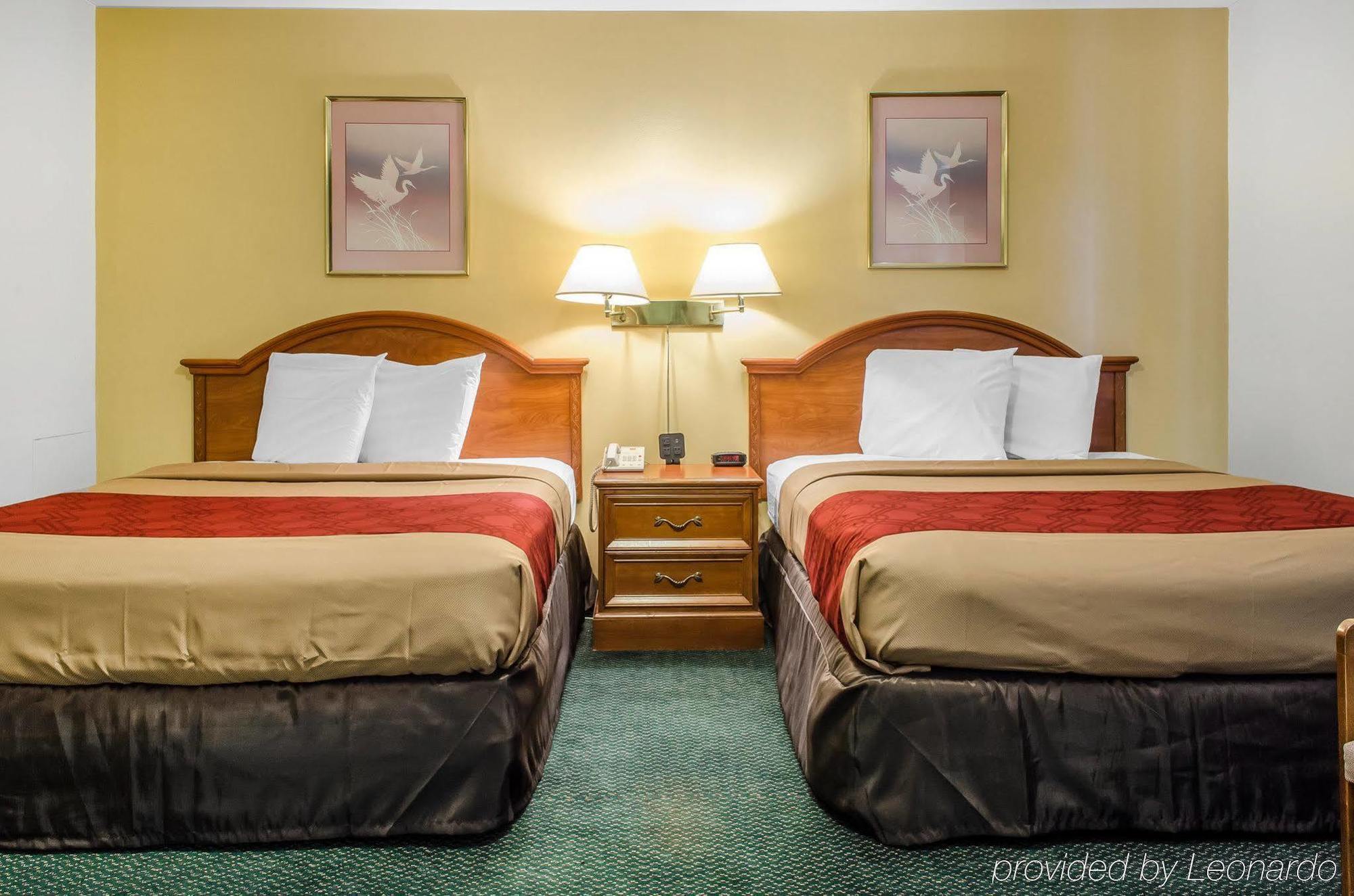 Econo Lodge Inn & Suites Denver Екстер'єр фото