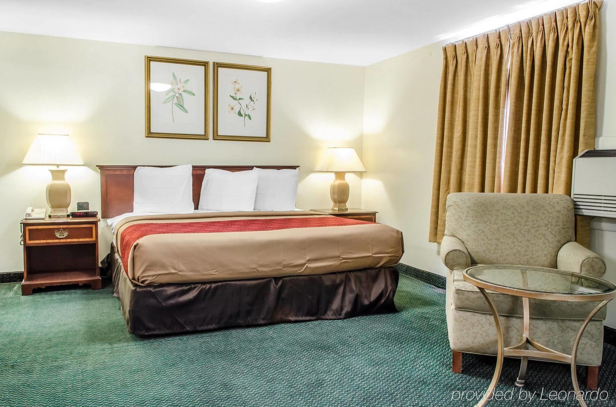 Econo Lodge Inn & Suites Denver Екстер'єр фото