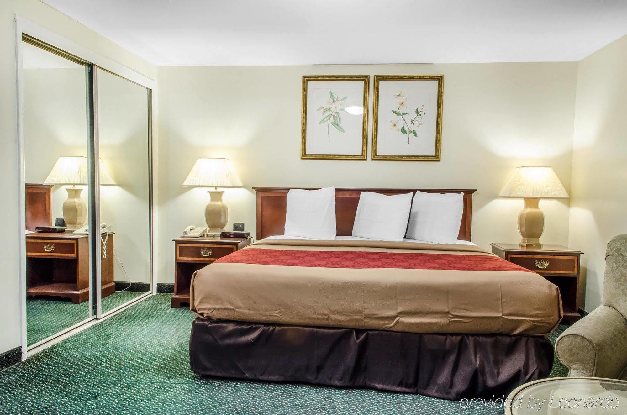 Econo Lodge Inn & Suites Denver Екстер'єр фото