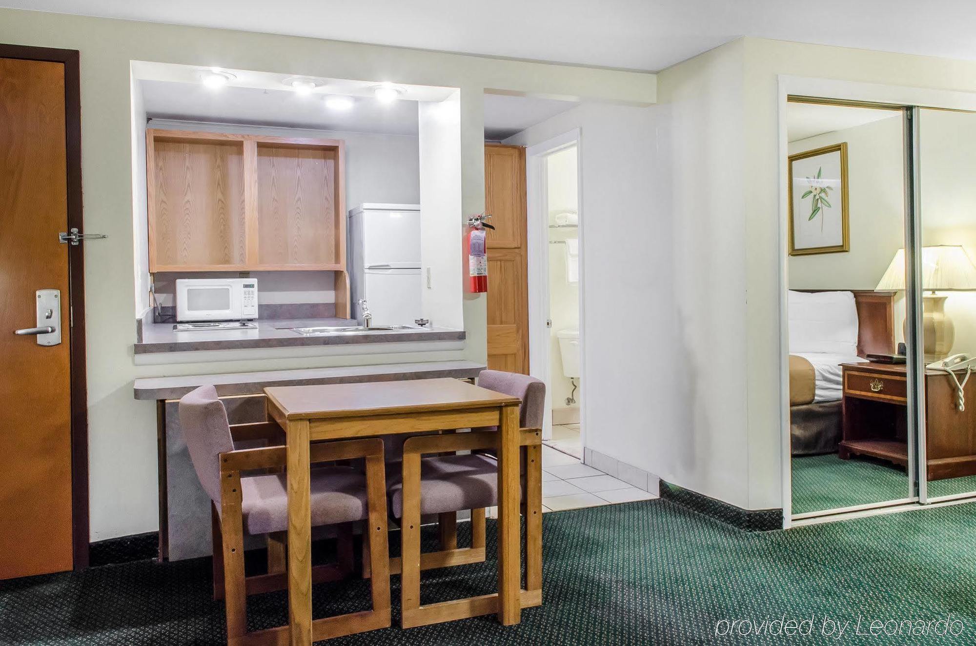 Econo Lodge Inn & Suites Denver Екстер'єр фото