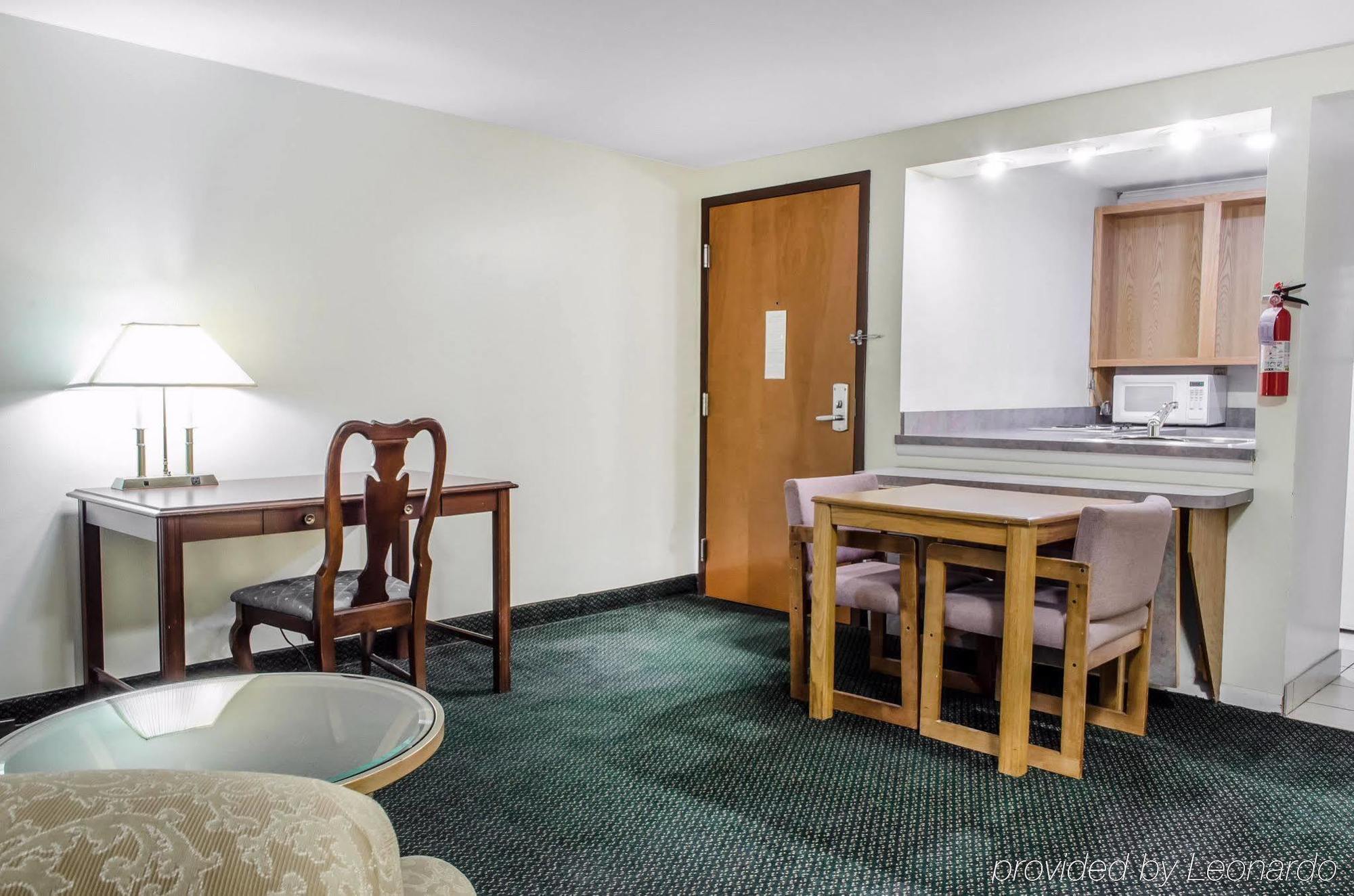 Econo Lodge Inn & Suites Denver Екстер'єр фото