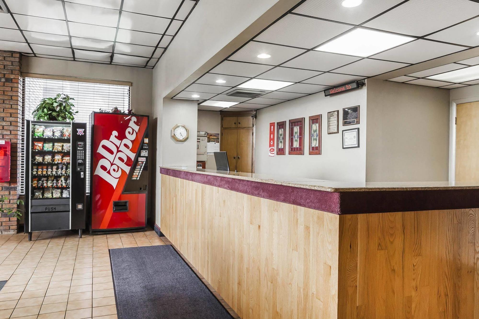 Econo Lodge Inn & Suites Denver Екстер'єр фото
