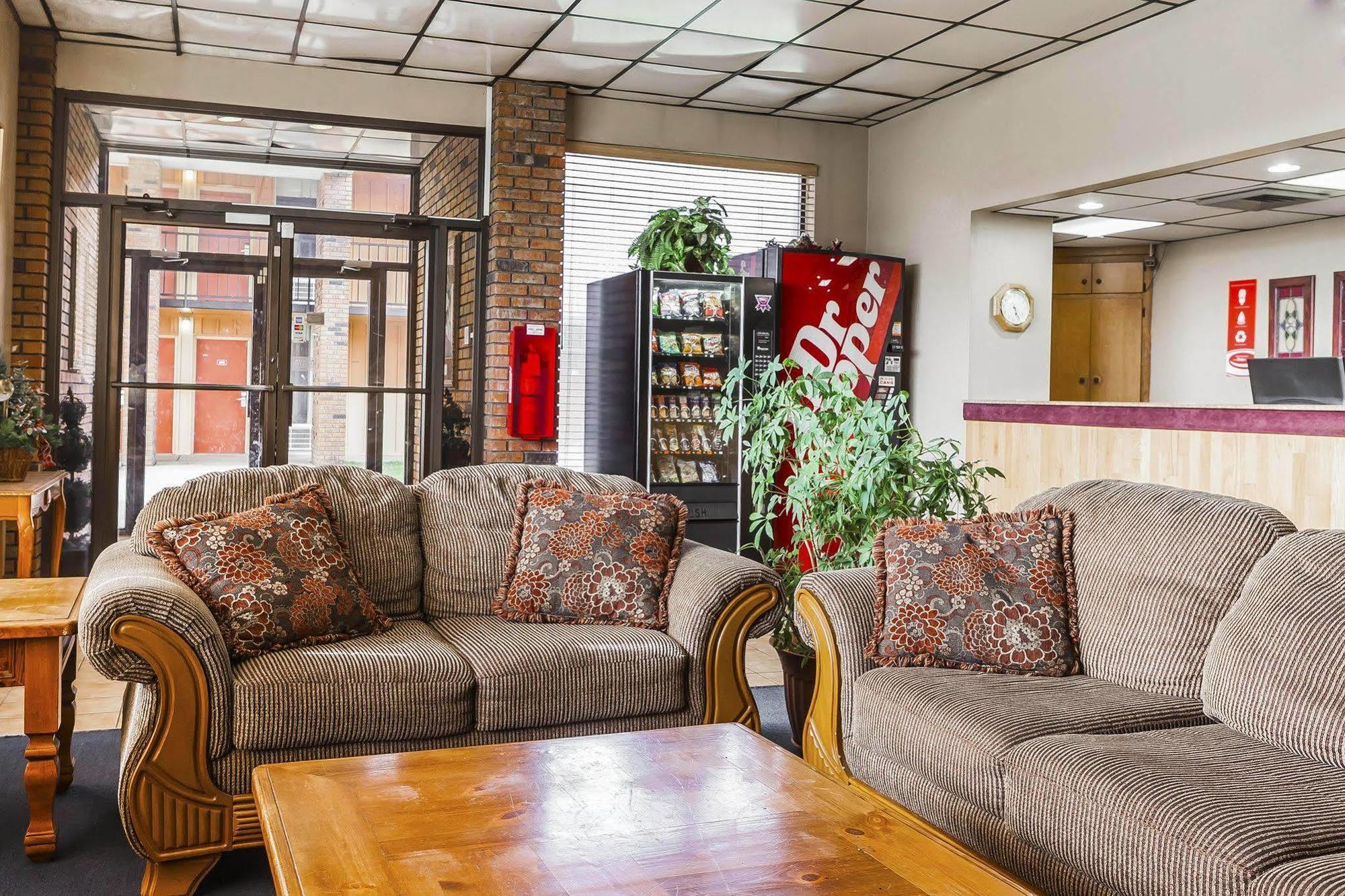 Econo Lodge Inn & Suites Denver Екстер'єр фото