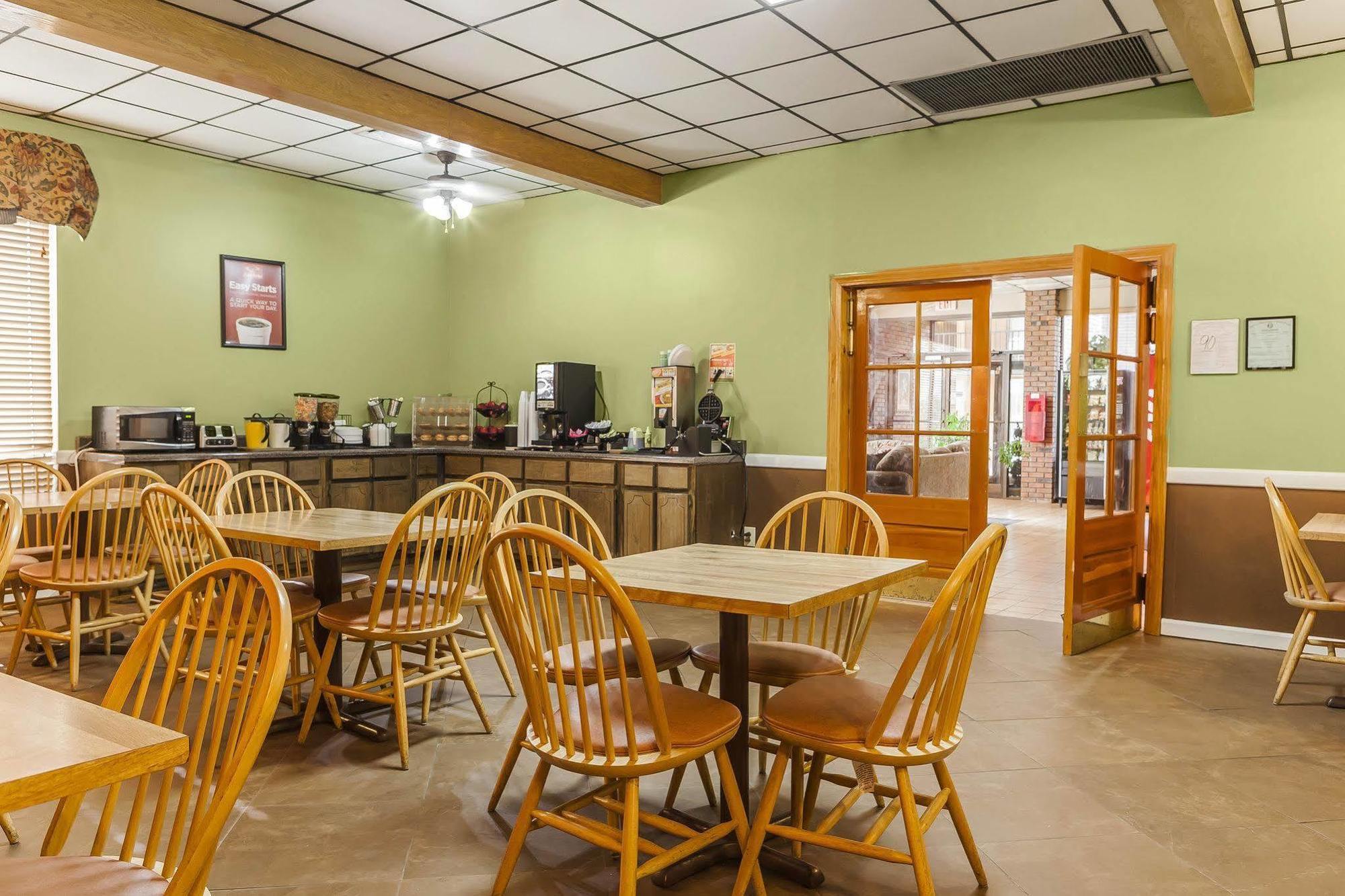 Econo Lodge Inn & Suites Denver Екстер'єр фото