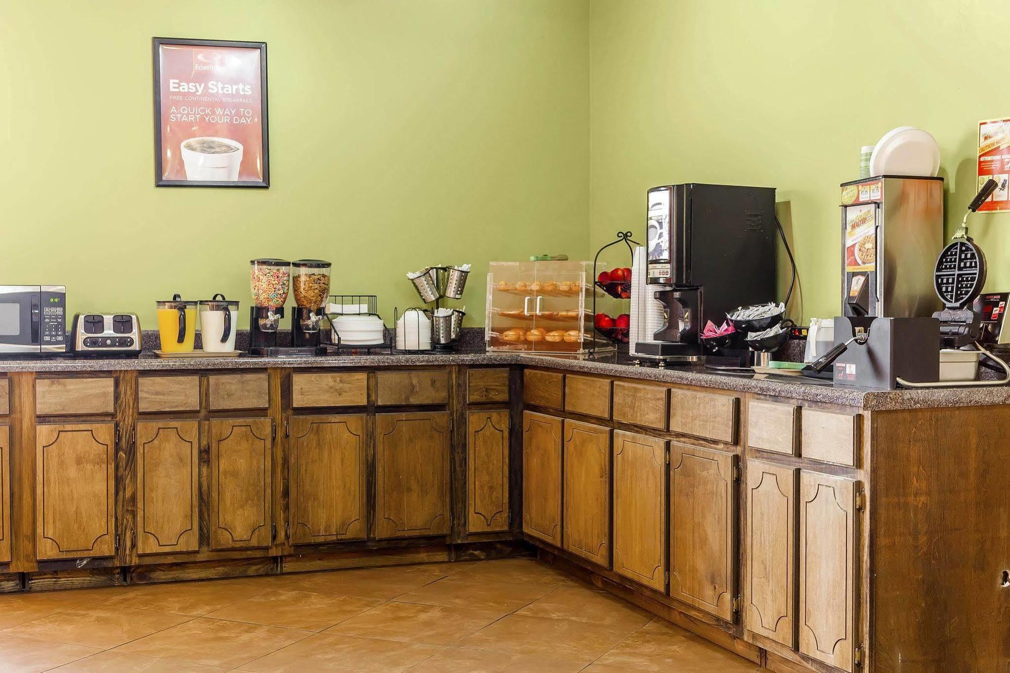 Econo Lodge Inn & Suites Denver Екстер'єр фото