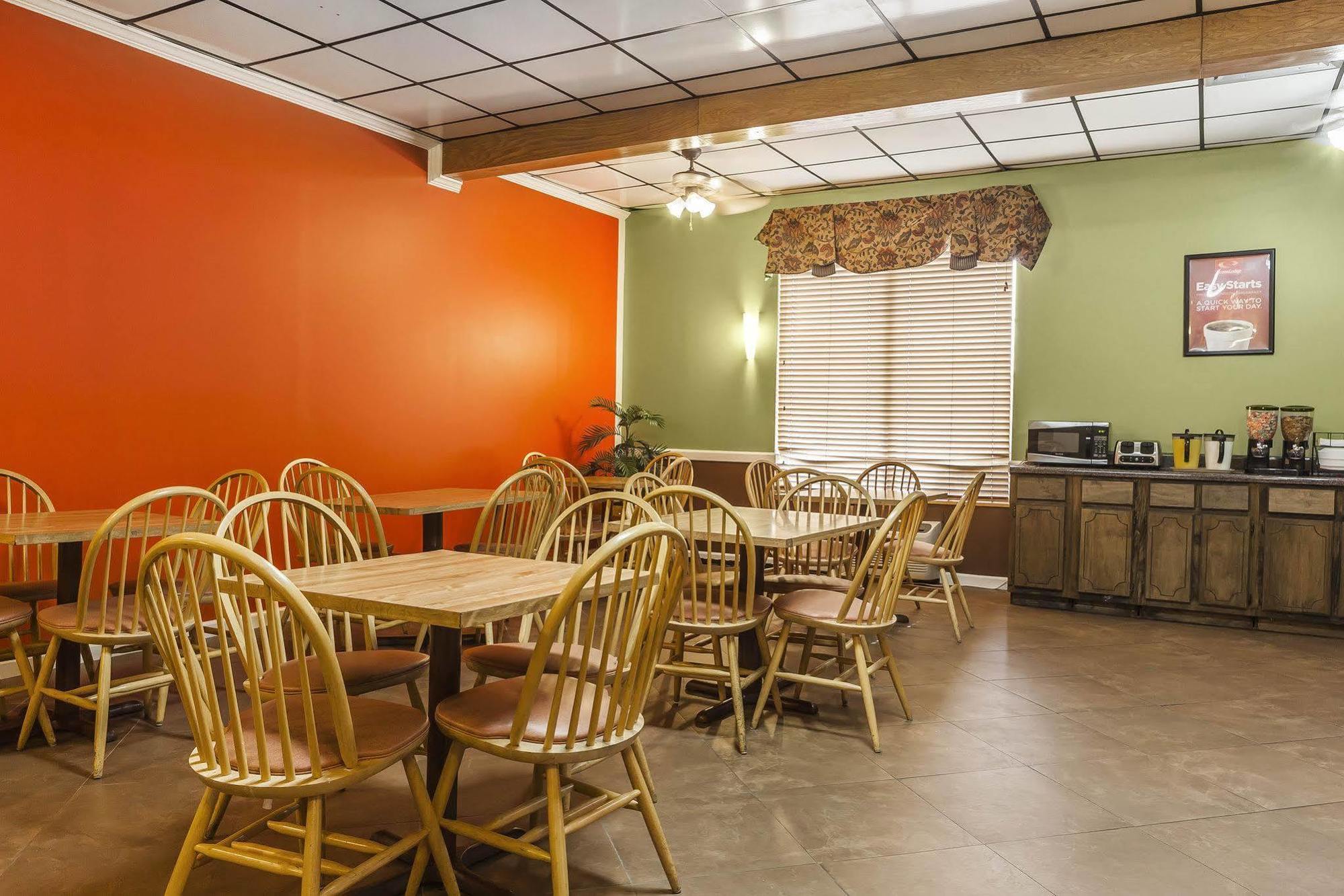Econo Lodge Inn & Suites Denver Екстер'єр фото