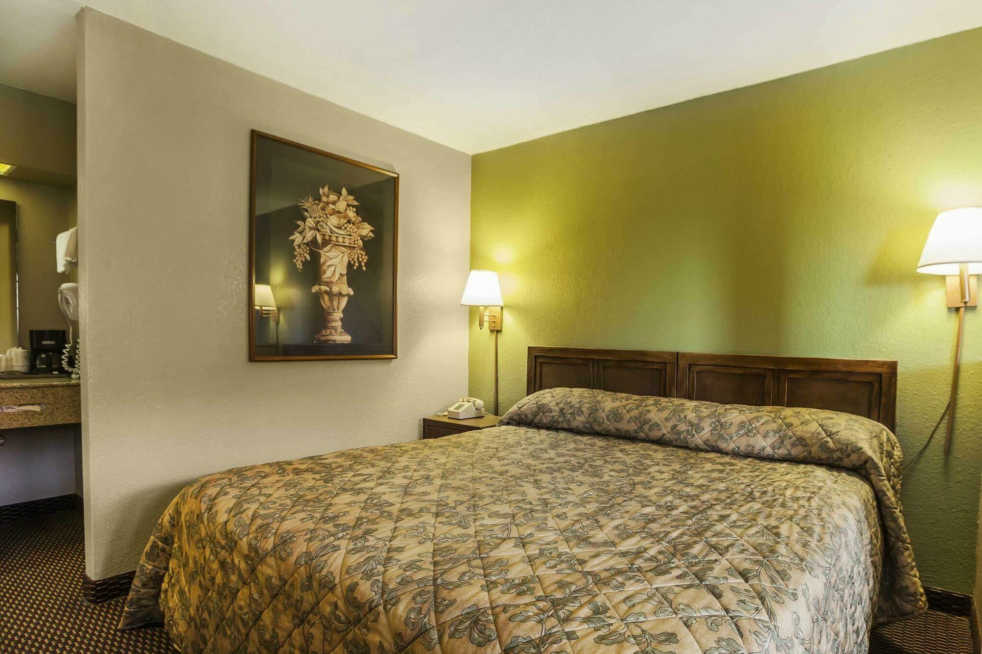 Econo Lodge Inn & Suites Denver Екстер'єр фото