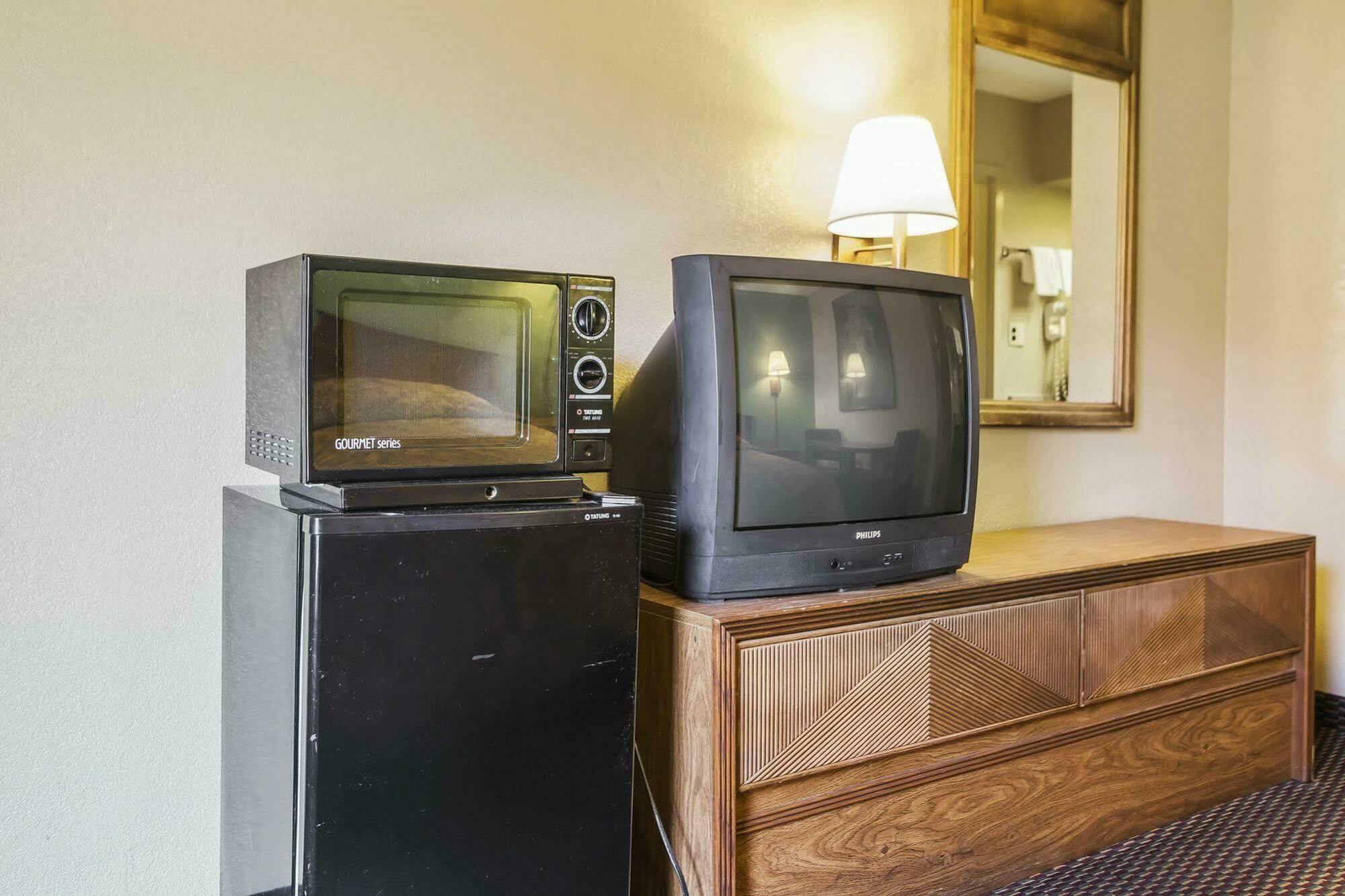 Econo Lodge Inn & Suites Denver Екстер'єр фото