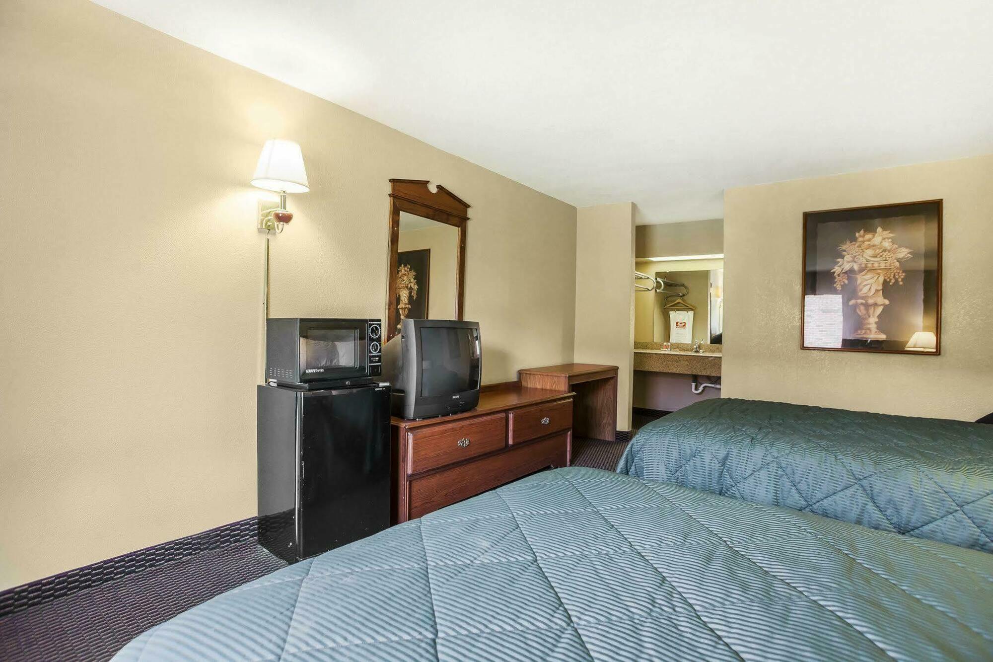 Econo Lodge Inn & Suites Denver Екстер'єр фото