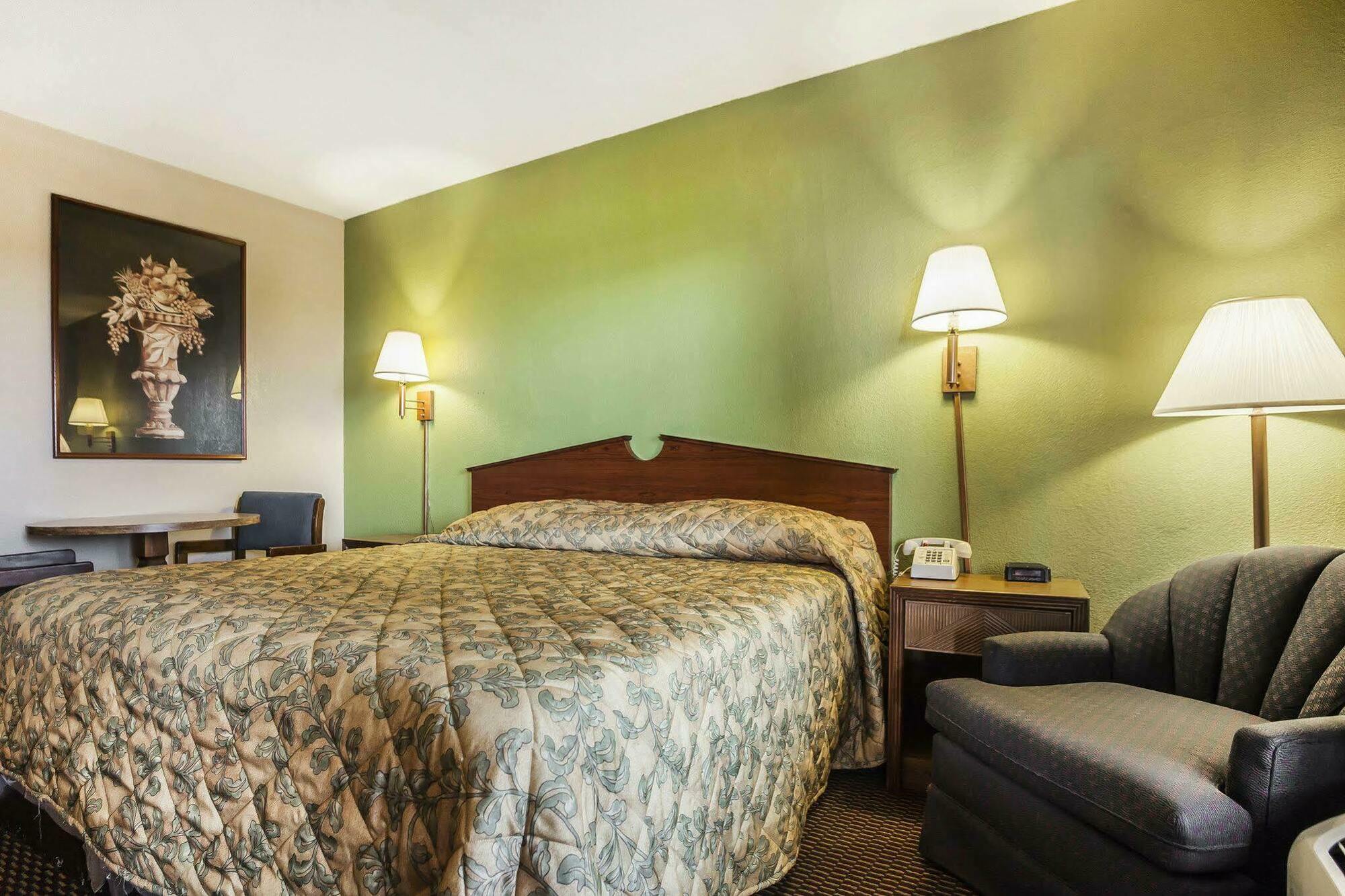 Econo Lodge Inn & Suites Denver Екстер'єр фото