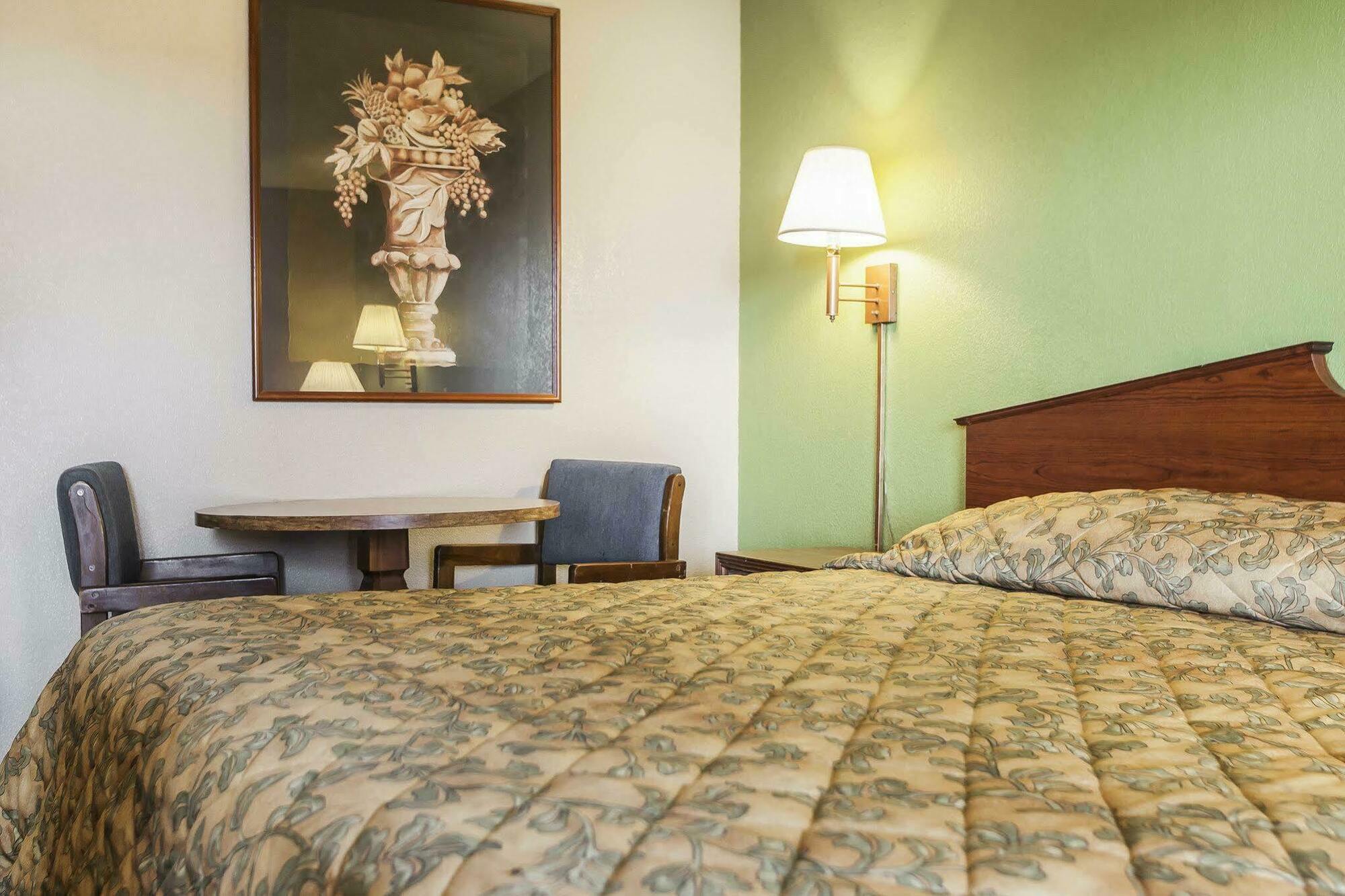 Econo Lodge Inn & Suites Denver Екстер'єр фото