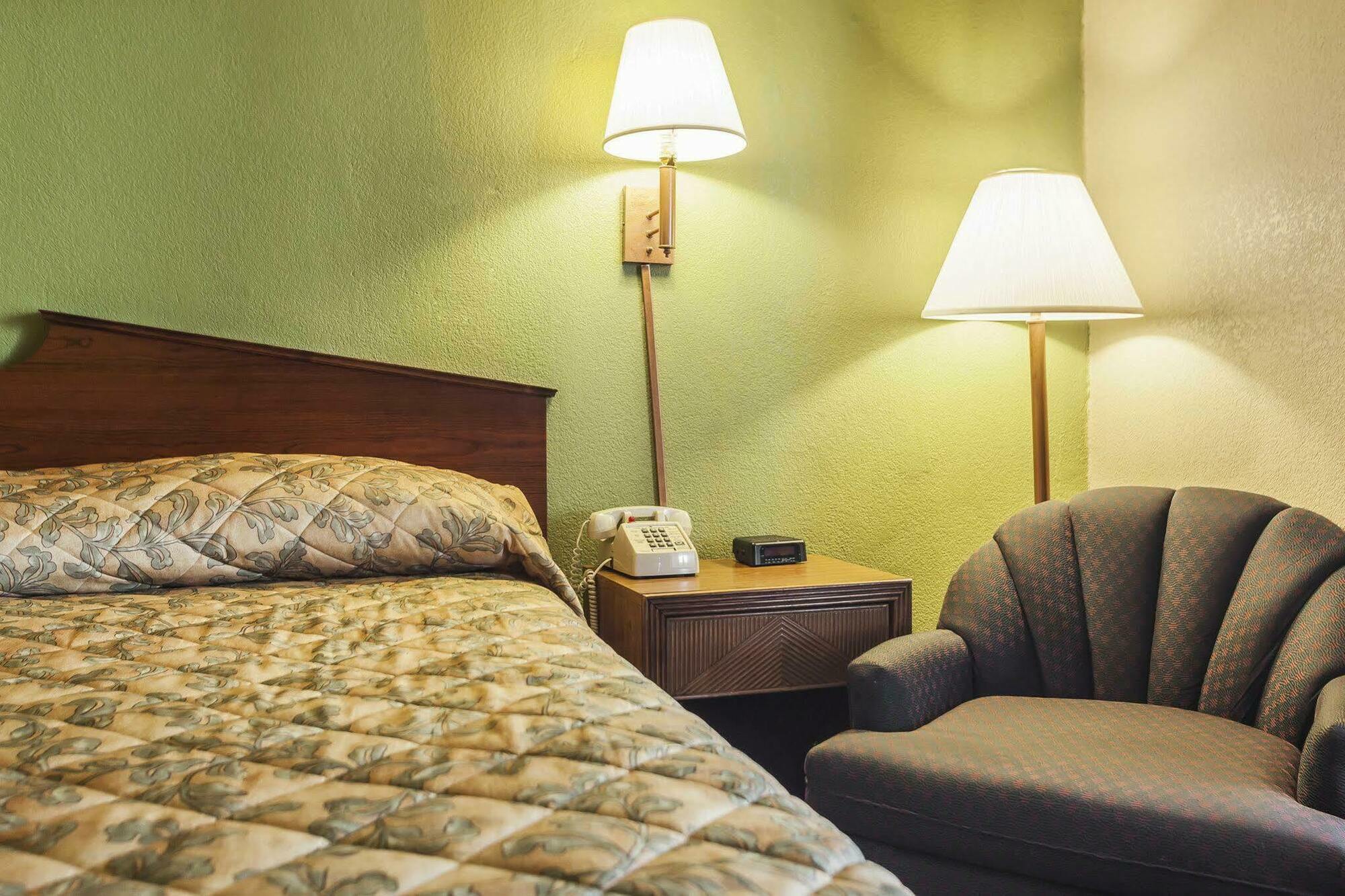 Econo Lodge Inn & Suites Denver Екстер'єр фото
