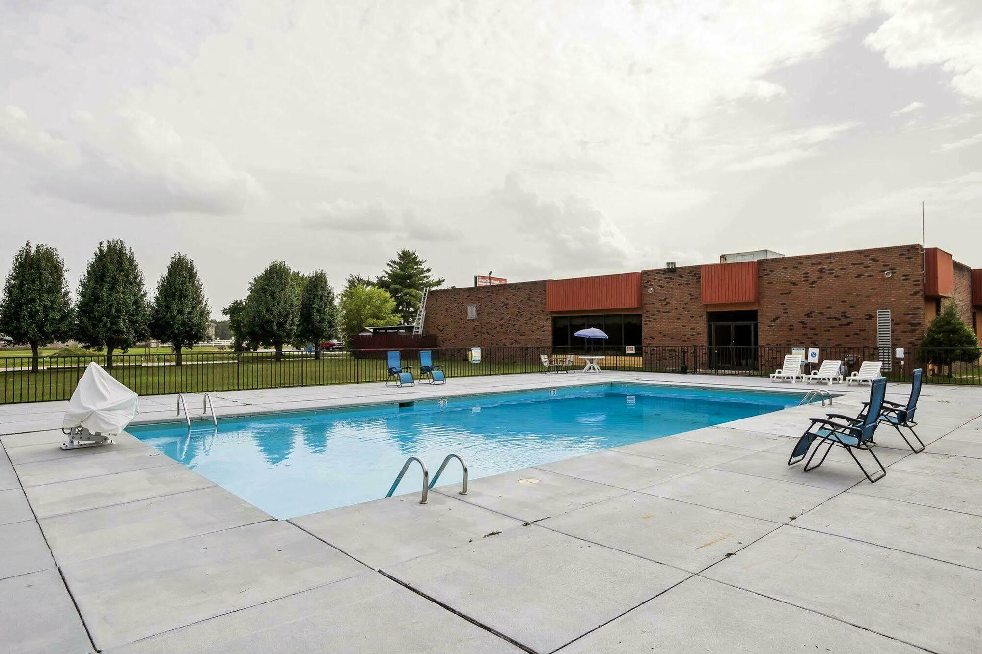 Econo Lodge Inn & Suites Denver Екстер'єр фото