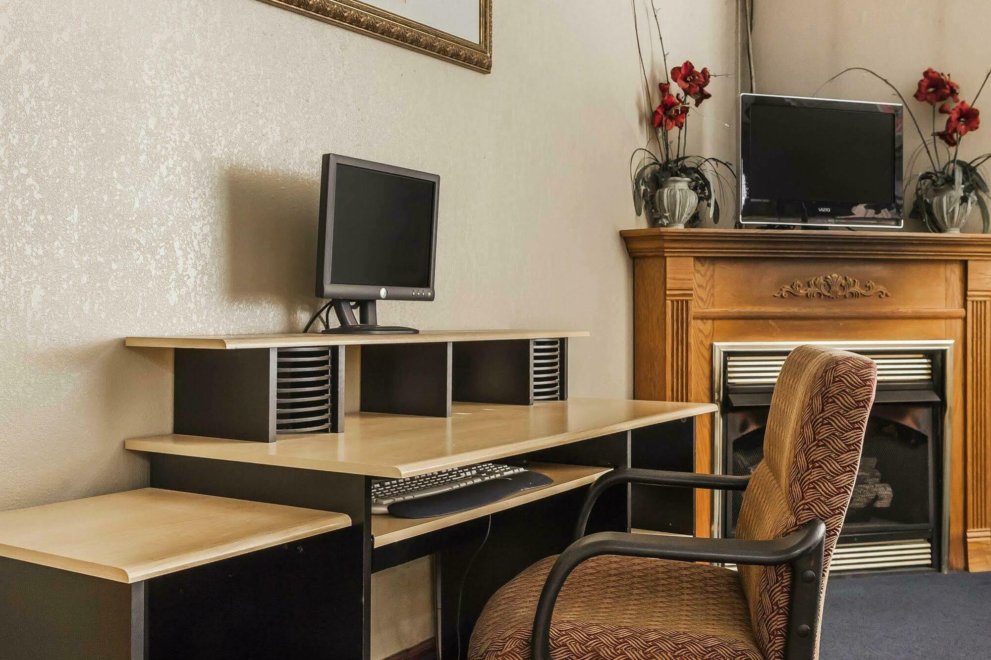 Econo Lodge Inn & Suites Denver Екстер'єр фото